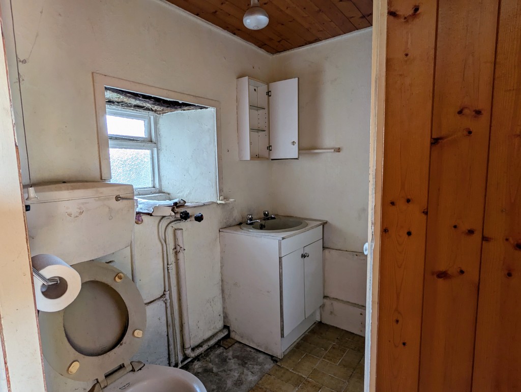 Lot: 4 - TERRACED TWO-BEDROOM COTTAGE FOR UPDATING - Shower room